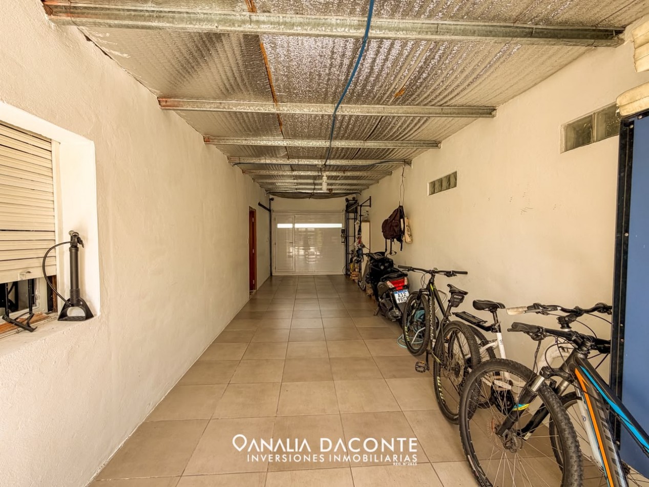 Moderno chalet 5 amb con piscina climatizada y quincho. Florisbelo Acosta al 5700