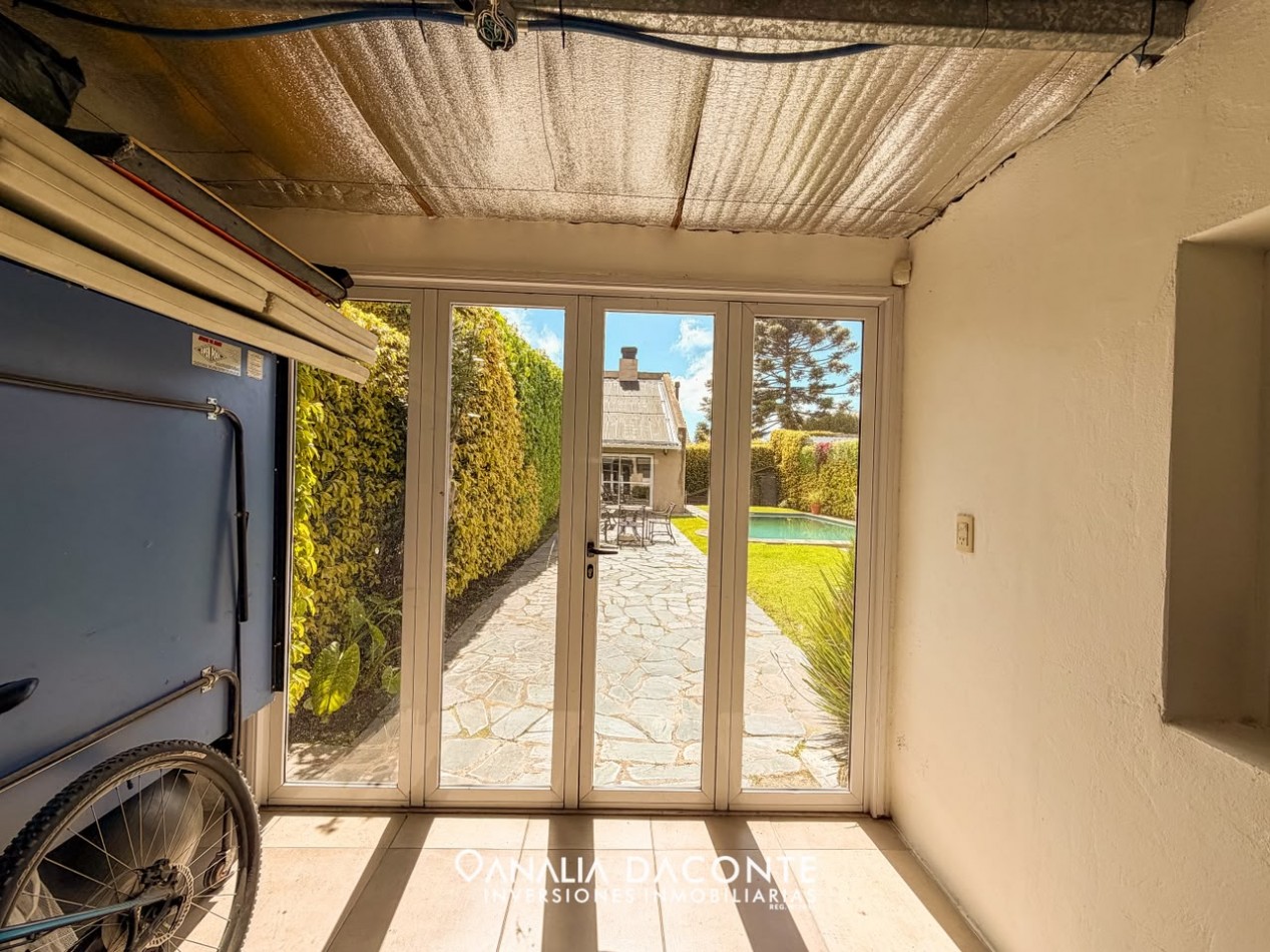 Moderno chalet 5 amb con piscina climatizada y quincho. Florisbelo Acosta al 5700
