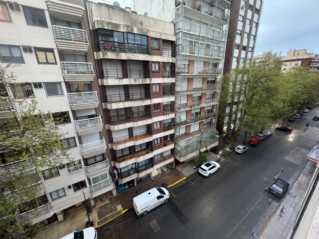 Amplio ambiente a la calle en moderno edificio. Aldrey