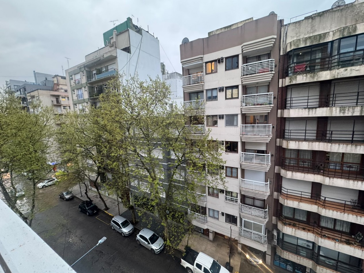 Amplio ambiente a la calle en moderno edificio. Aldrey
