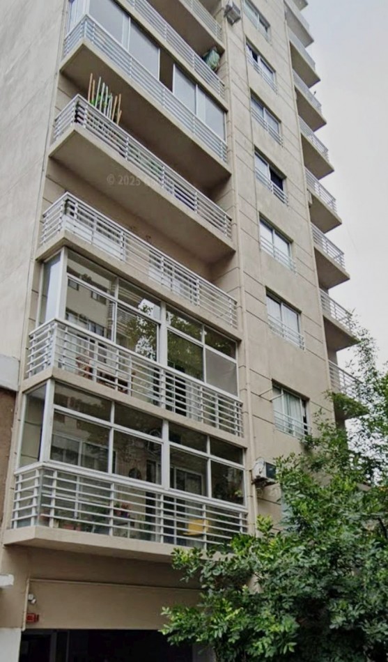 Amplio ambiente a la calle en moderno edificio. Aldrey