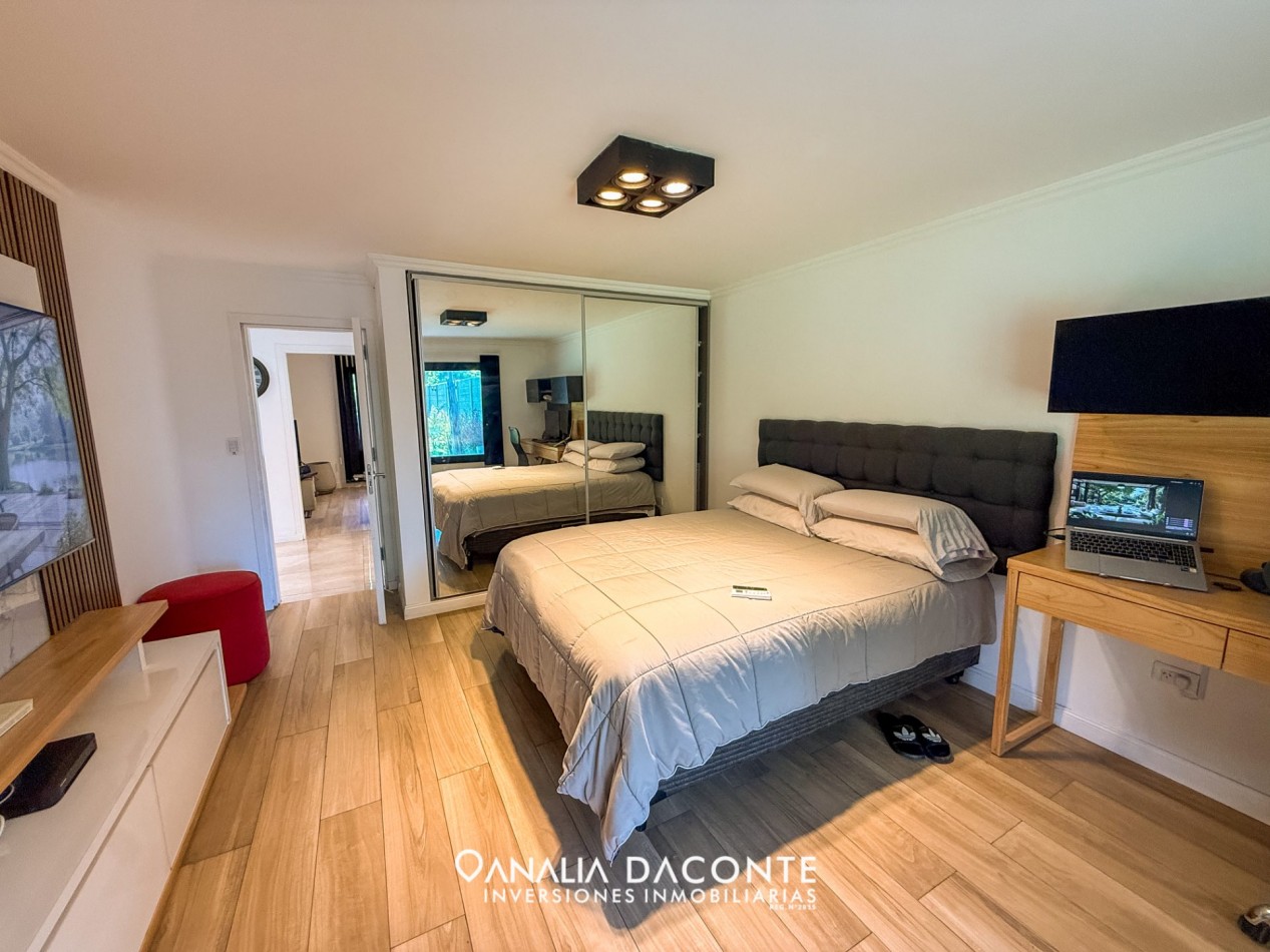 CHALET MINIMALISTA DE 3 AMBIENTES CON GRAN PARQUE Y GARAGE !