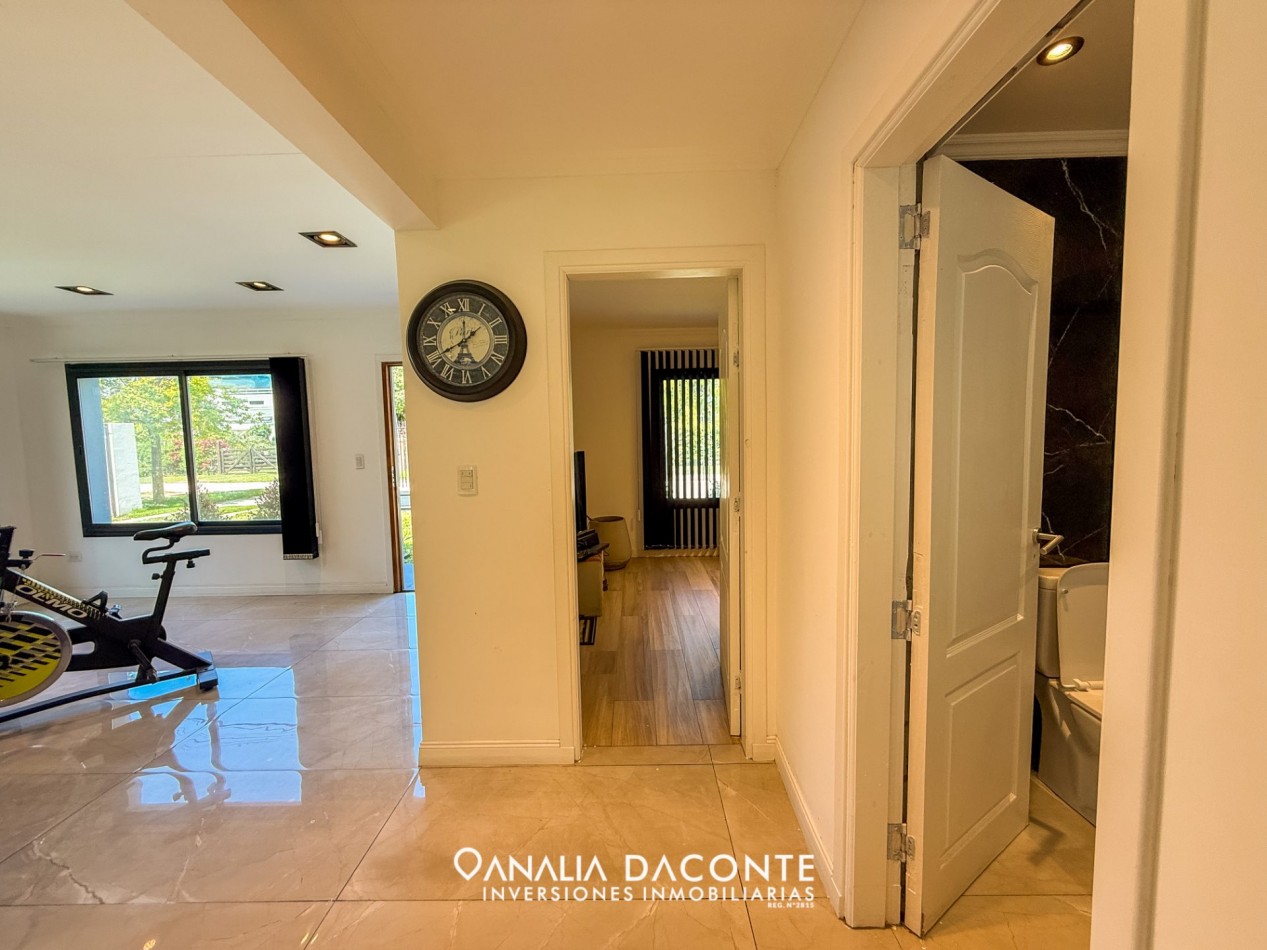 CHALET MINIMALISTA DE 3 AMBIENTES CON GRAN PARQUE Y GARAGE !