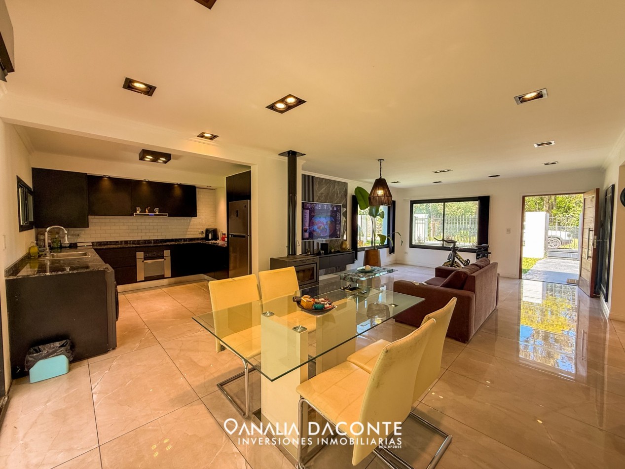 CHALET MINIMALISTA DE 3 AMBIENTES CON GRAN PARQUE Y GARAGE !