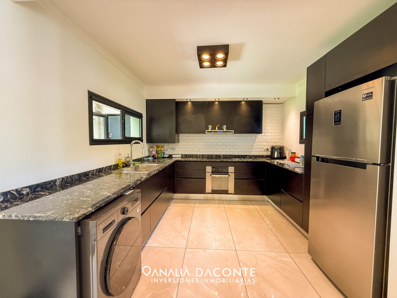 CHALET MINIMALISTA DE 3 AMBIENTES CON GRAN PARQUE Y GARAGE !