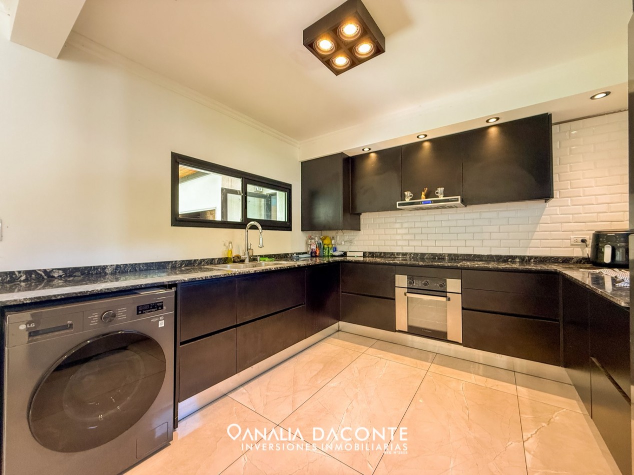CHALET MINIMALISTA DE 3 AMBIENTES CON GRAN PARQUE Y GARAGE !