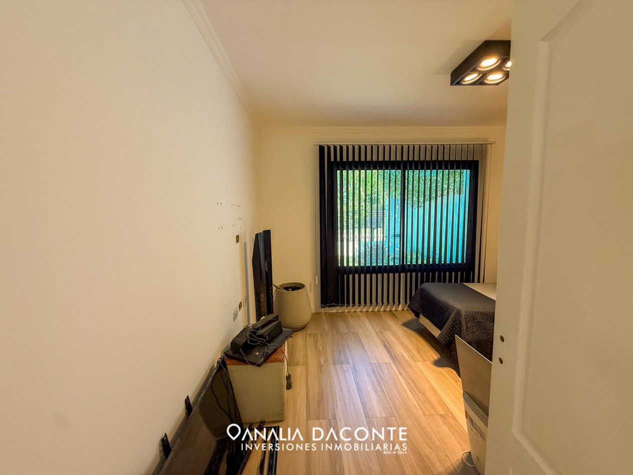CHALET MINIMALISTA DE 3 AMBIENTES CON GRAN PARQUE Y GARAGE !