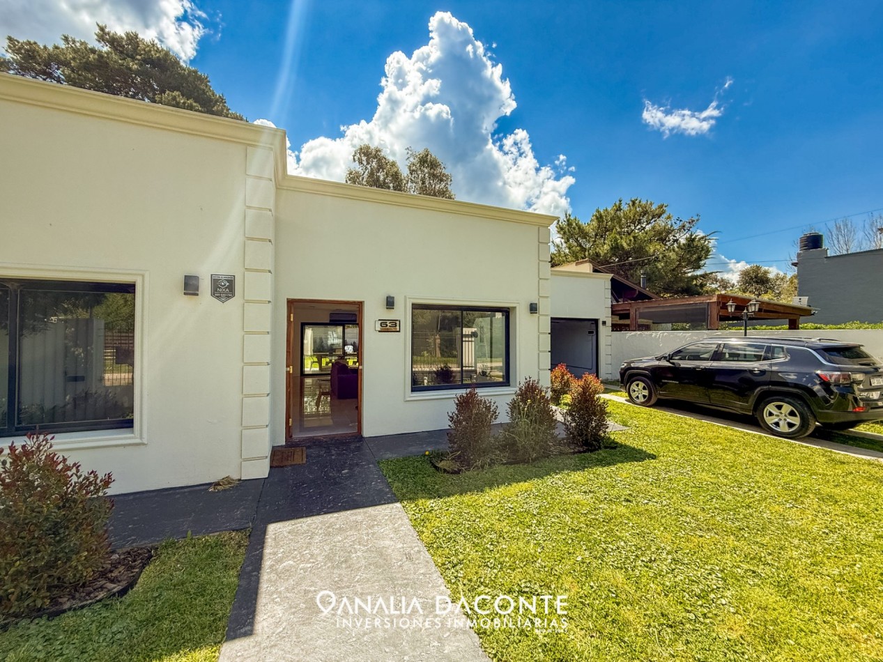 CHALET MINIMALISTA DE 3 AMBIENTES CON GRAN PARQUE Y GARAGE !