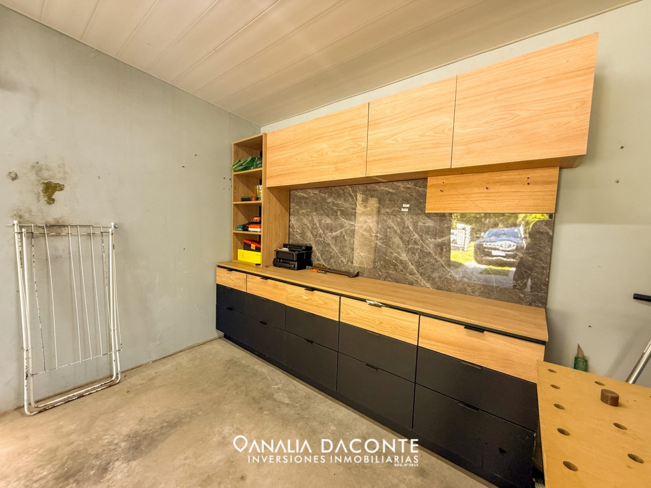 CHALET MINIMALISTA DE 3 AMBIENTES CON GRAN PARQUE Y GARAGE !