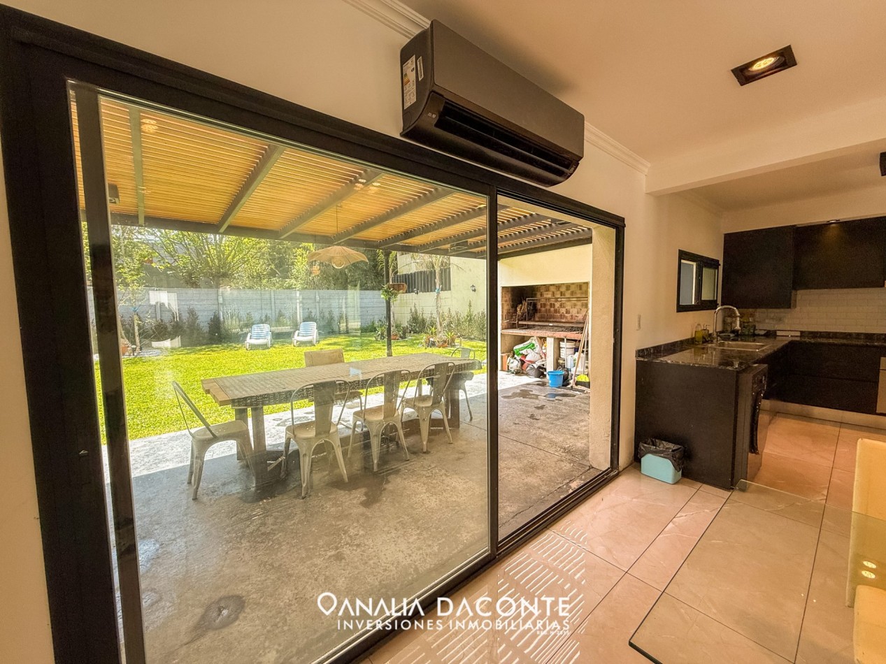 CHALET MINIMALISTA DE 3 AMBIENTES CON GRAN PARQUE Y GARAGE !