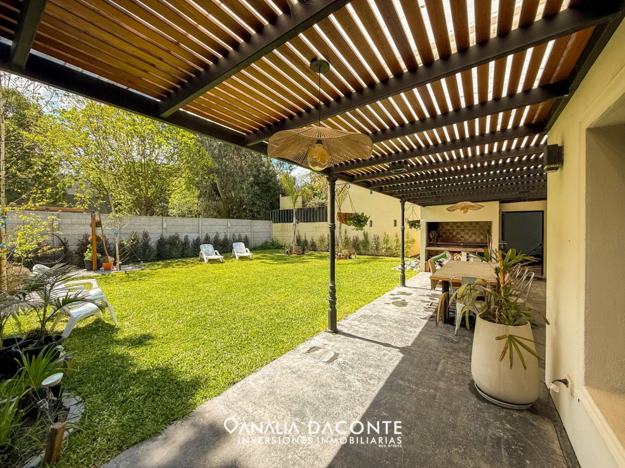 CHALET MINIMALISTA DE 3 AMBIENTES CON GRAN PARQUE Y GARAGE !