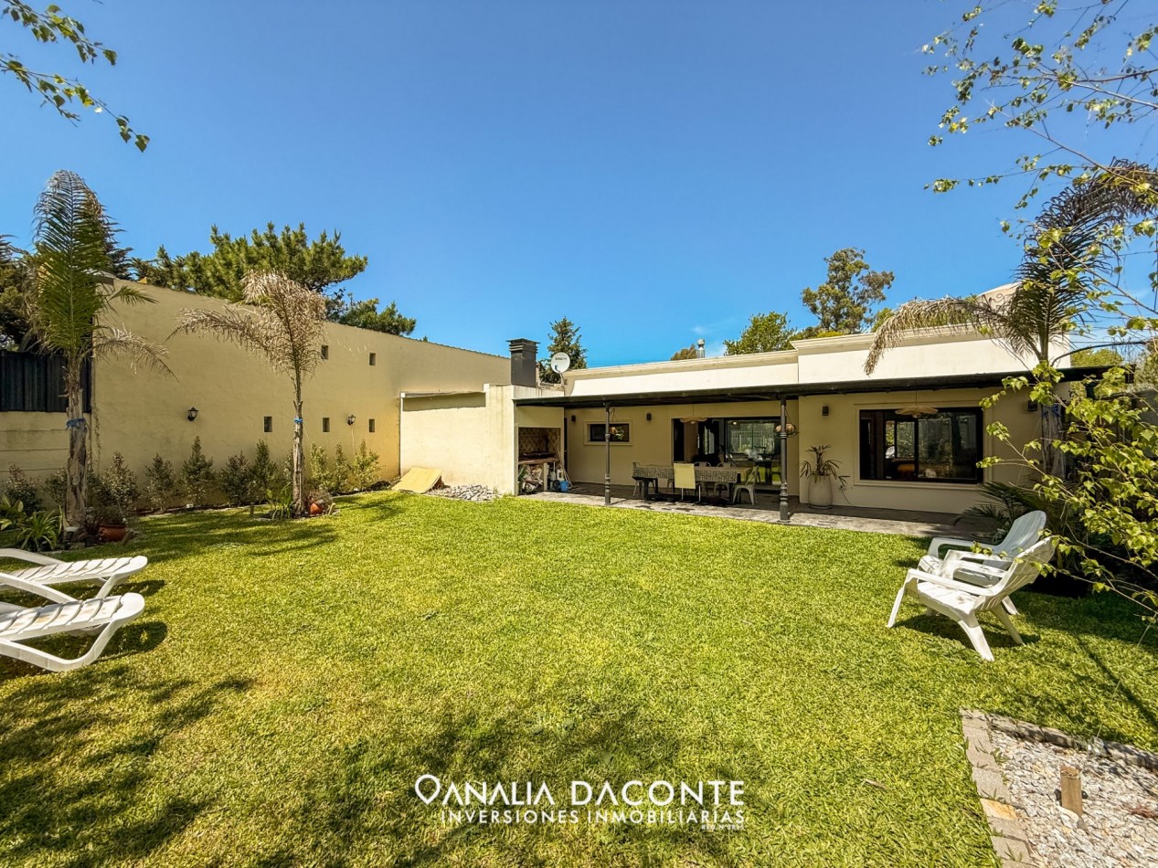 CHALET MINIMALISTA DE 3 AMBIENTES CON GRAN PARQUE Y GARAGE !
