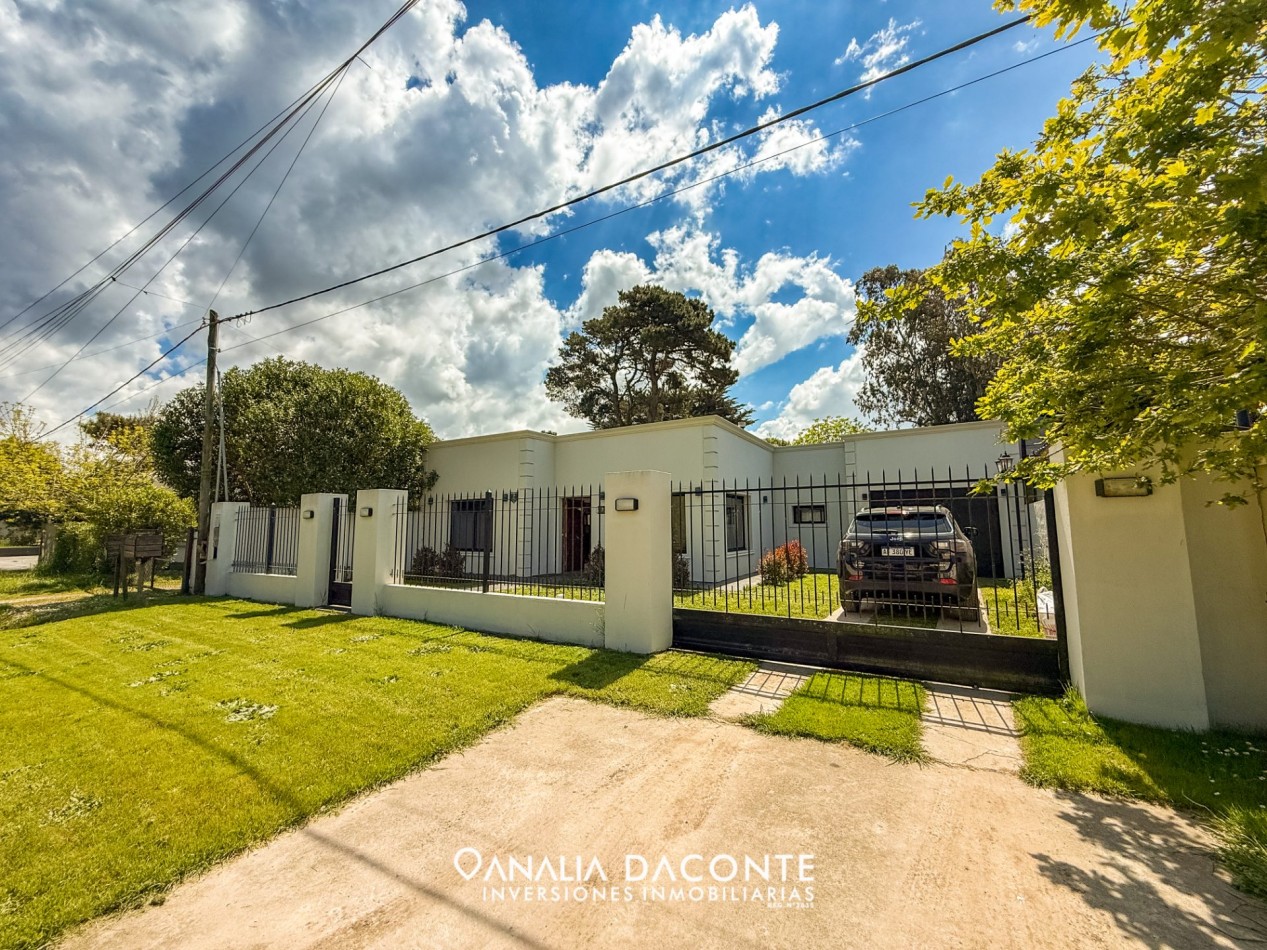 CHALET MINIMALISTA DE 3 AMBIENTES CON GRAN PARQUE Y GARAGE !