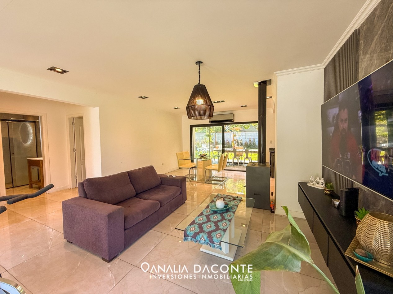 CHALET MINIMALISTA DE 3 AMBIENTES CON GRAN PARQUE Y GARAGE !