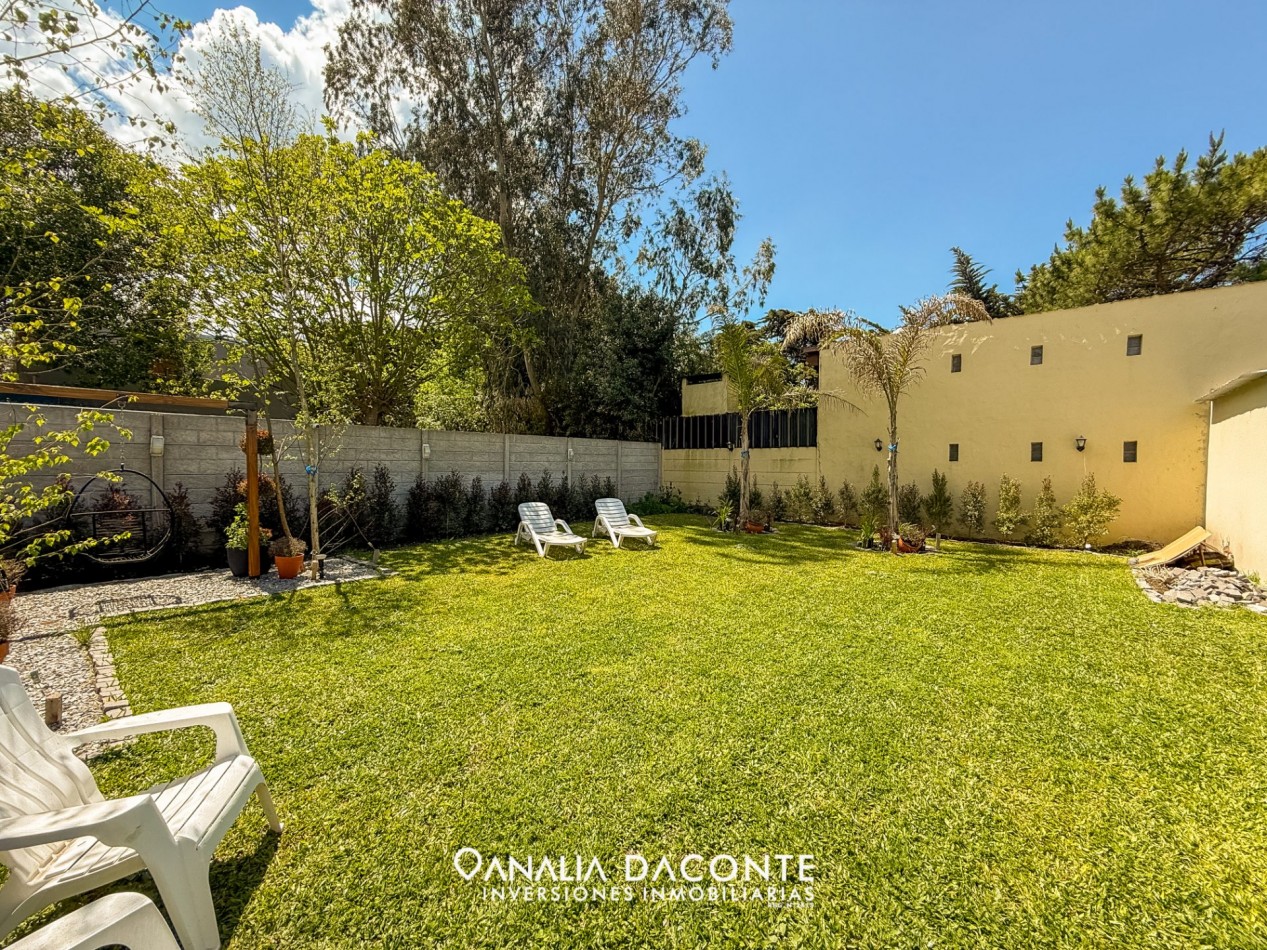 CHALET MINIMALISTA DE 3 AMBIENTES CON GRAN PARQUE Y GARAGE !