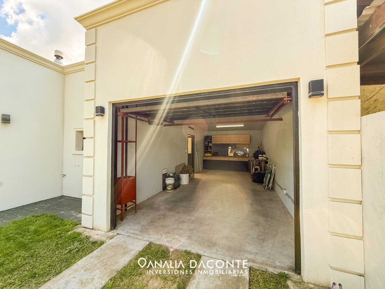 CHALET MINIMALISTA DE 3 AMBIENTES CON GRAN PARQUE Y GARAGE !