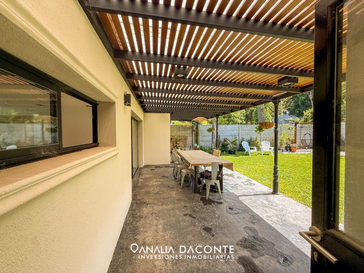 CHALET MINIMALISTA DE 3 AMBIENTES CON GRAN PARQUE Y GARAGE !