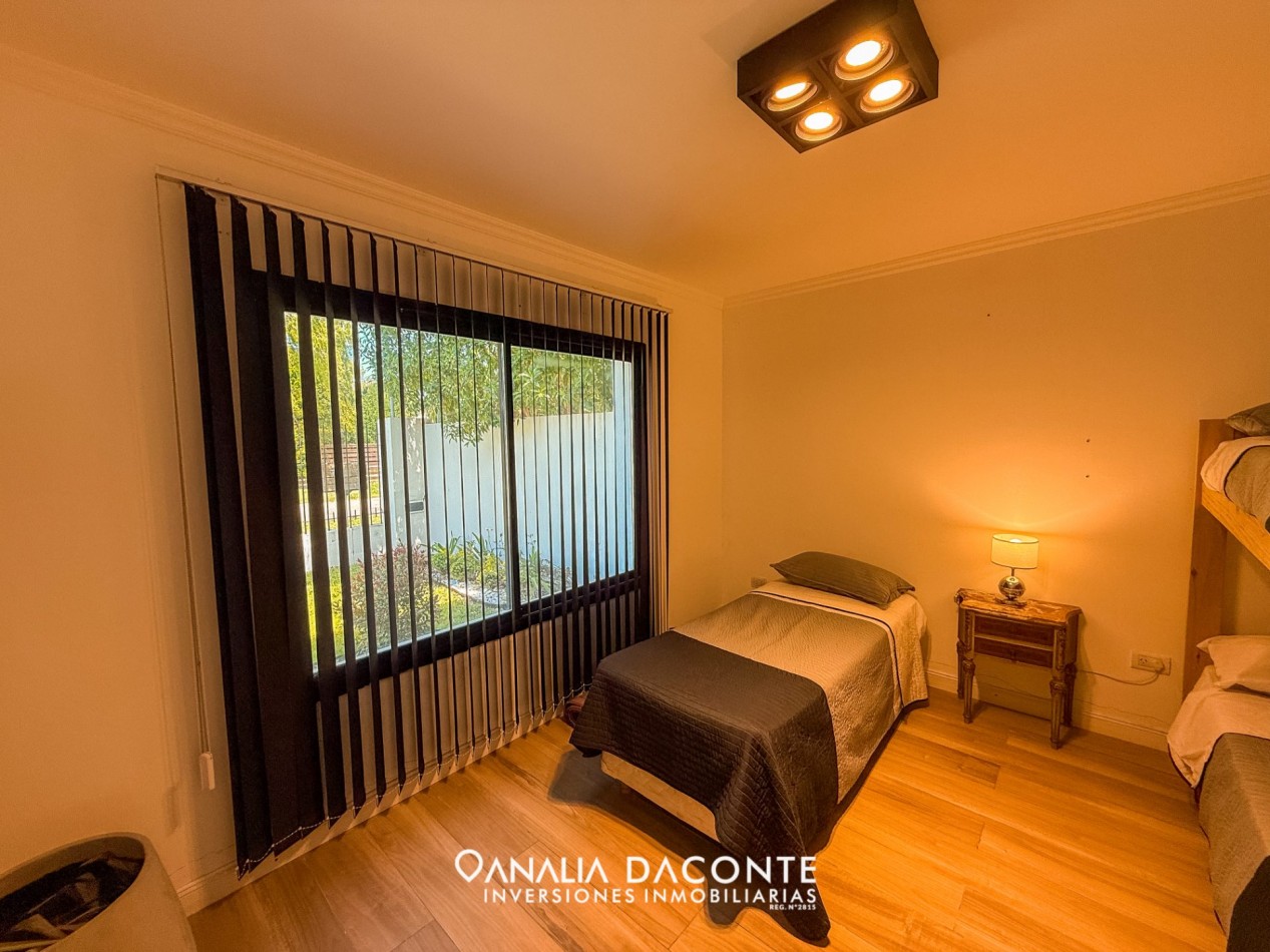 CHALET MINIMALISTA DE 3 AMBIENTES CON GRAN PARQUE Y GARAGE !