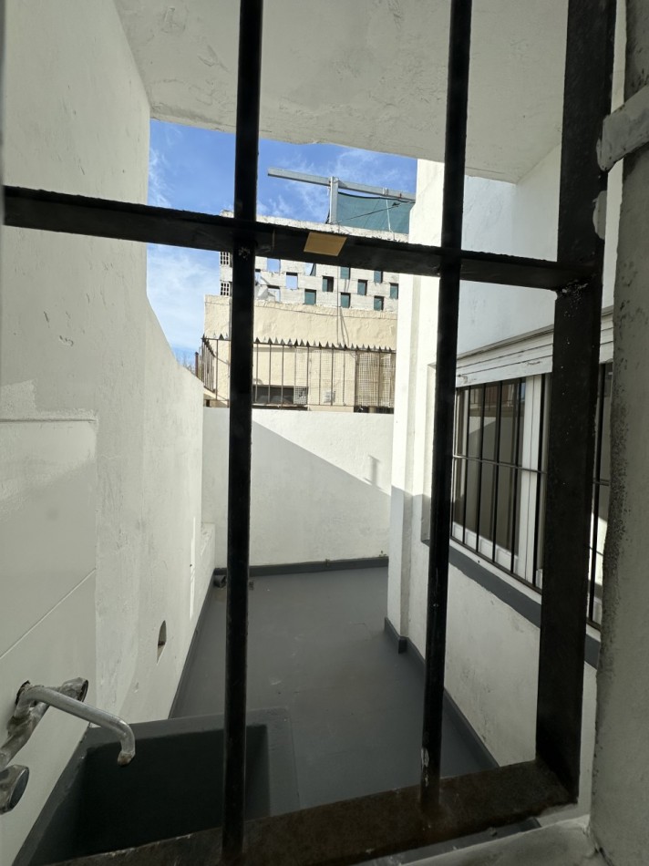 Departamento 2 ambientes con patio Santa Fe 2800