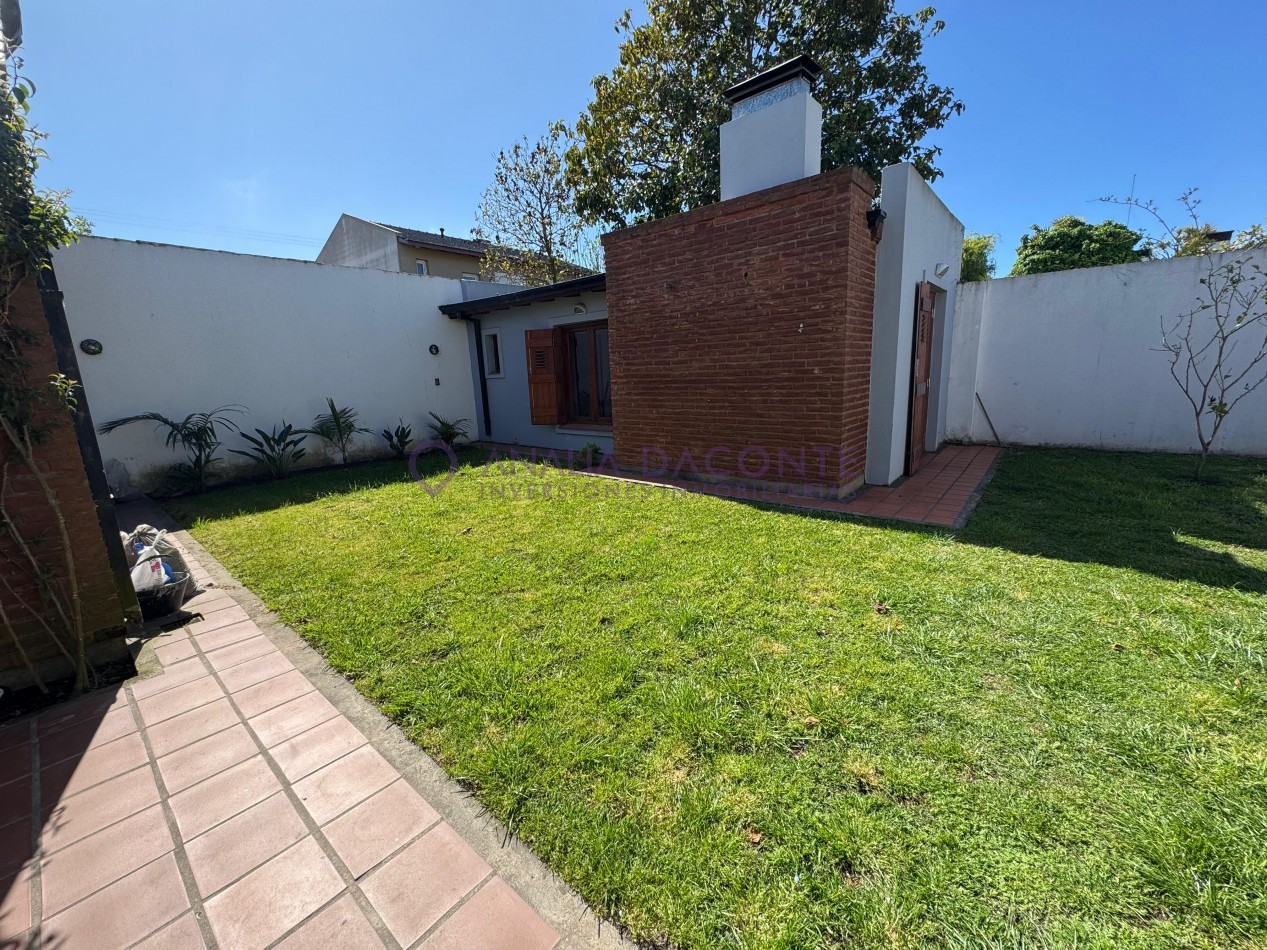 Hermosa casa minimalista 4 amb. Parque y quincho. Caisamar 