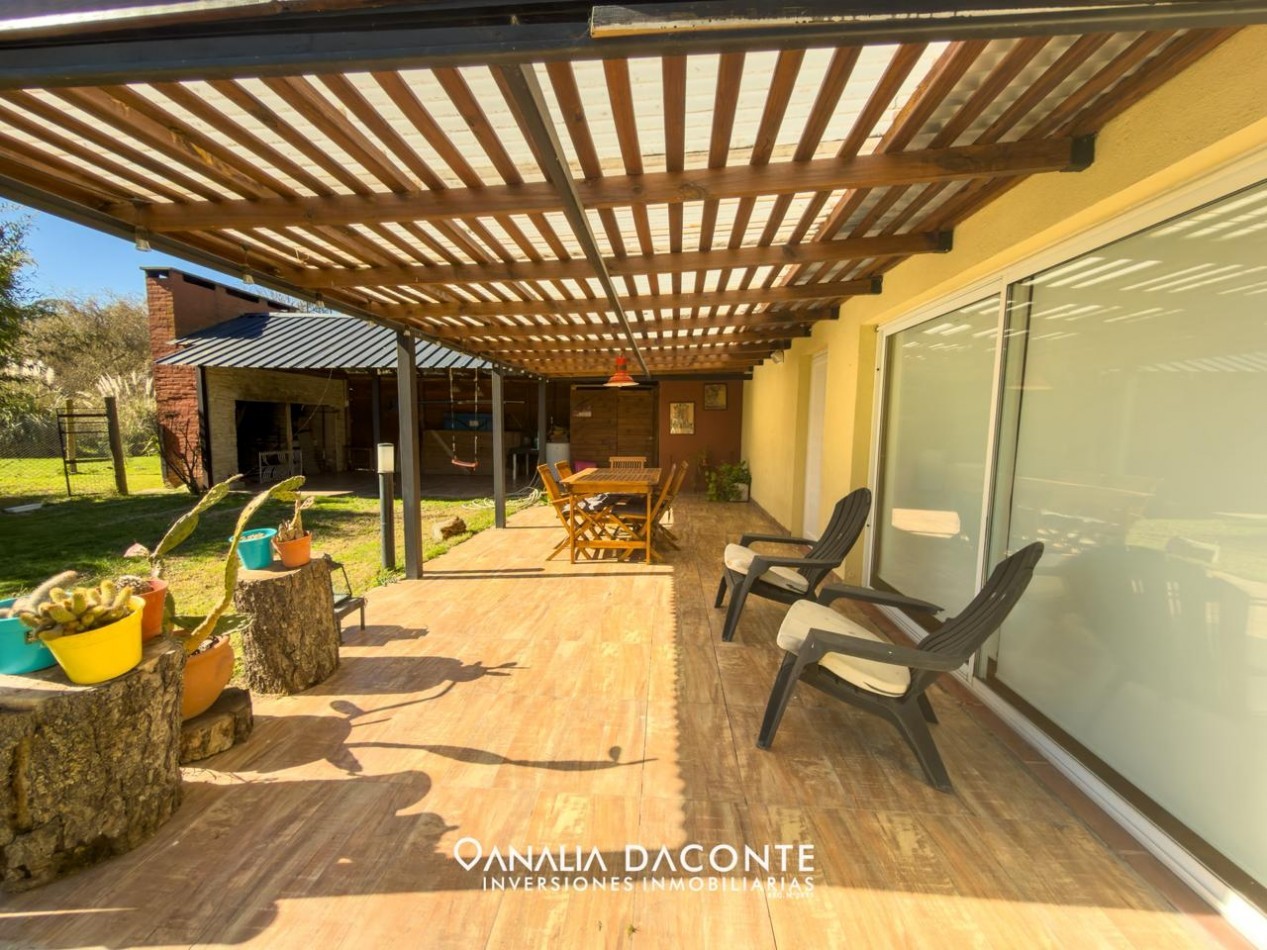 Chalet 4 amb con gran parque quincho y piscina. La Armonia