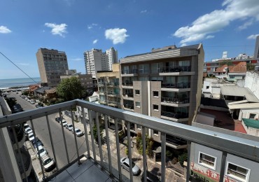 Hermoso 2 ambientes a la calle con Balcon a pasos de la playas de La Perla. 