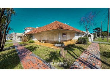 Imperdible chalet 4 amb con garage y piscina,  en lo mejor del barrio Constitucion