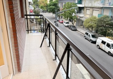 Depto 3 amb a la calle con balcon, patio y dependencia. 