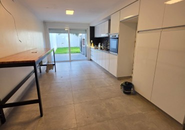 Duplex 4 amb con cochera y jardin. Parque Luro