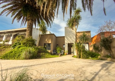 Moderno chalet de categoria con piscina. Barrio Caisamar