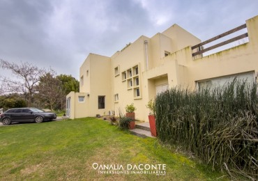 Moderno chalet 5 amb con gran parque y piscina. Barrio La Armonia