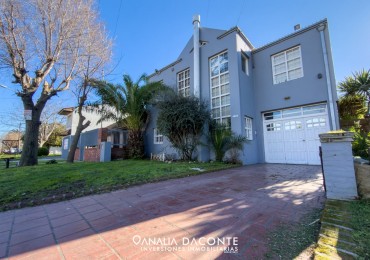 Gran chalet 5 amb con parque, piscina cubierta y garage. Barrio Constitucion
