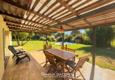 Chalet 4 amb con gran parque quincho y piscina. La Armonia
