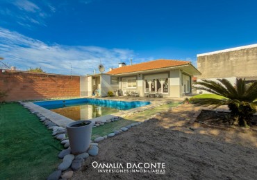 Chalet 4 amb sobre 3 lotes con piscina y quincho. Strobel 6300