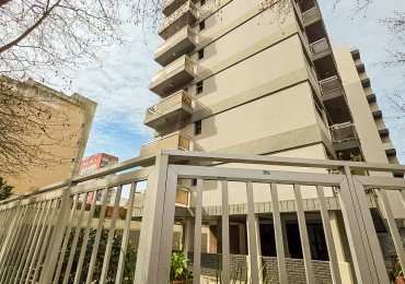 Depto ambiente y medio a la calle con balcon. La Perla