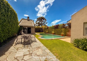 Moderno chalet 5 amb con piscina climatizada y quincho. Florisbelo Acosta al 5700