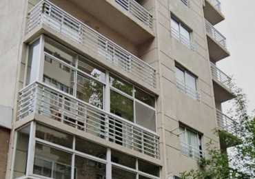 Amplio ambiente a la calle en moderno edificio. Aldrey