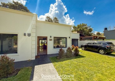 CHALET MINIMALISTA DE 3 AMBIENTES CON GRAN PARQUE Y GARAGE !